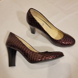 NWOB Liliany Romania Maroon Patent Leather Heels